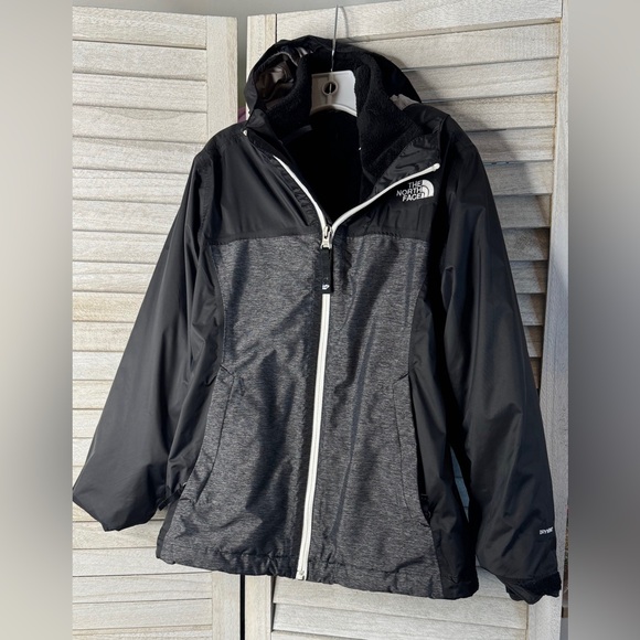 The North Face KidsBlack and Gray Jacket. 2 in One. Size Small. Good Condition - Picture 1 of 13